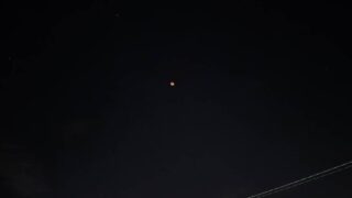 深夜2時に見た真っ赤な月：忙しさの中で見失いたくない大切な変化